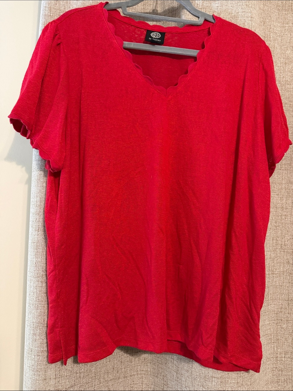 Bobeau Avalon V Neck Scallop Trim Tee 1X - Picture 3 of 5